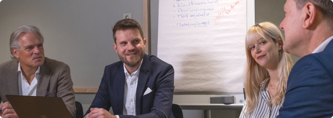 Voor private equity-fondsen is snelheid en zekerheid cruciaal bij acquisities. Commercial due diligence (CDD) is een essentieel onderdeel van het investeringstraject. Het bepaalt of de commerciële aannames onder een deal realistisch en houdbaar zijn.